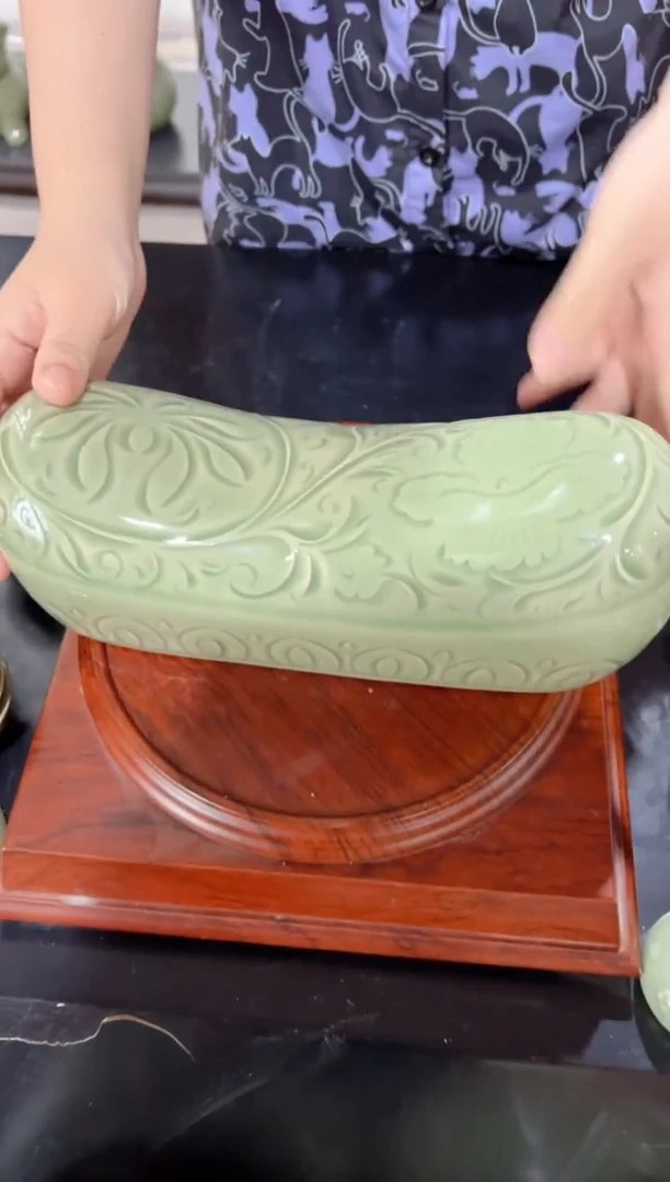 耀州窑青瓷莲纹枕头