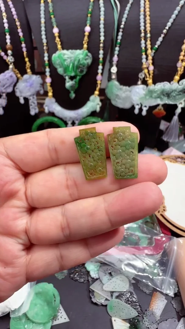 翡翠未镶嵌颈饰耳片