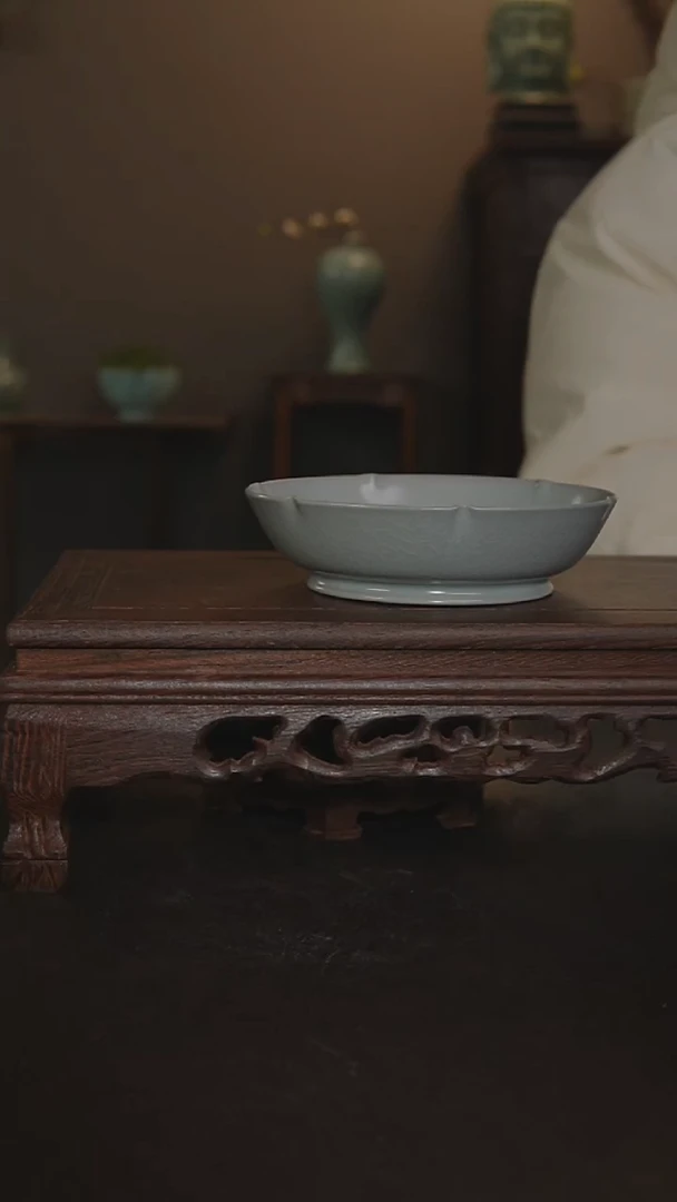 摆件瓷仿古手工月白葵口洗