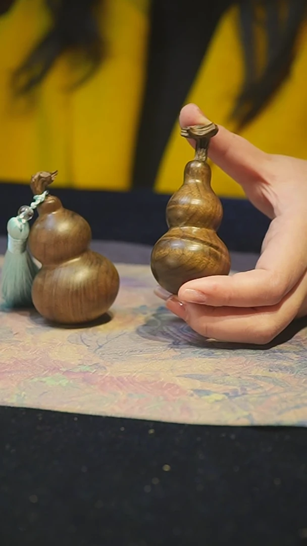 阴沉木水波纹葫芦手把件1个