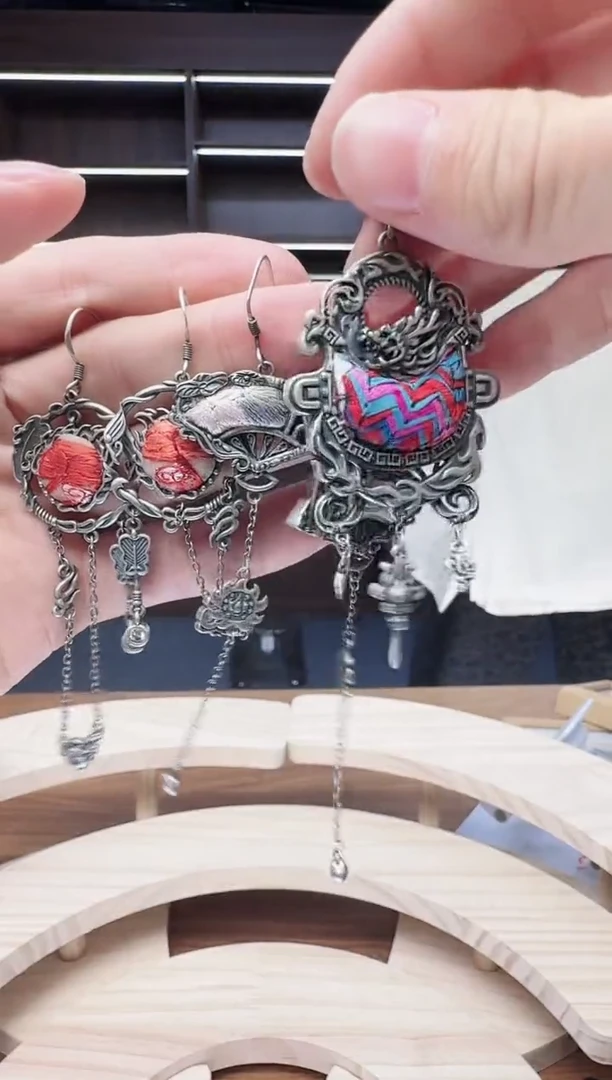 织绣431蒙阿苏苗绣传承1