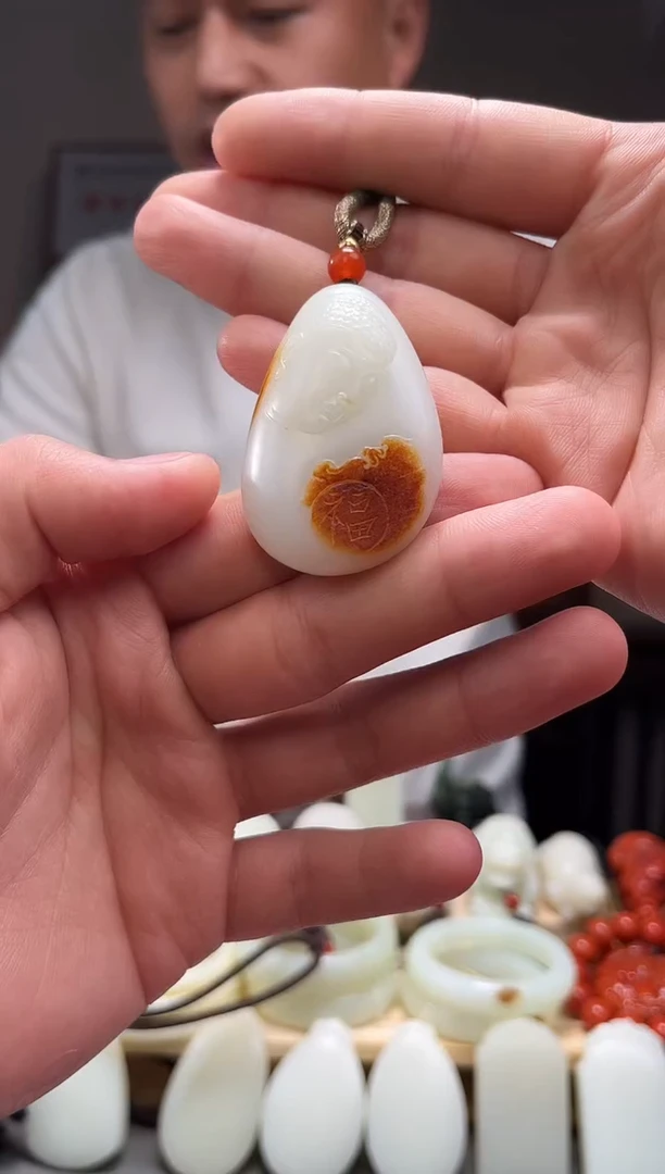 颈饰未镶嵌和田玉吊坠