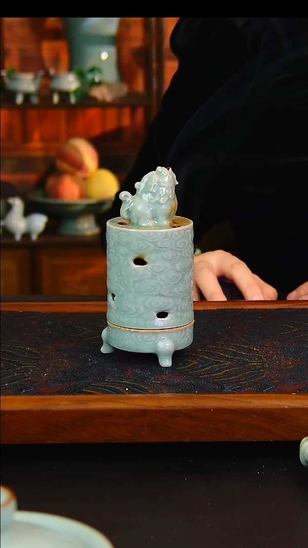 瓷片仿古釉狻猊香炉