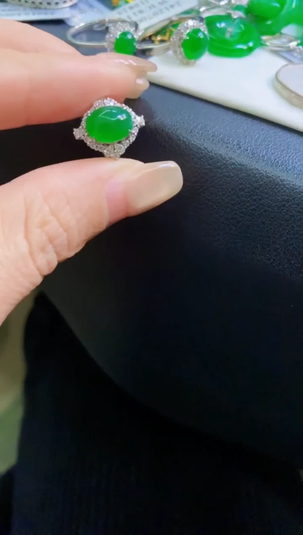 【闪购商品】翡翠颈饰18K金镶嵌吊坠