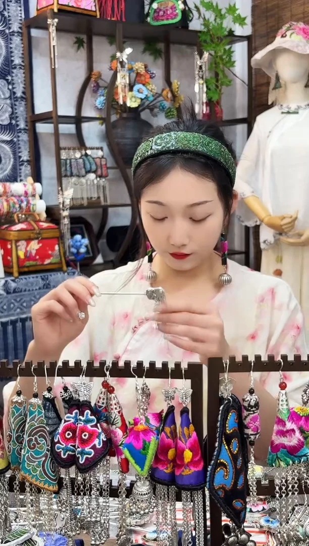 织绣云织瑶非遗老绣饰品64