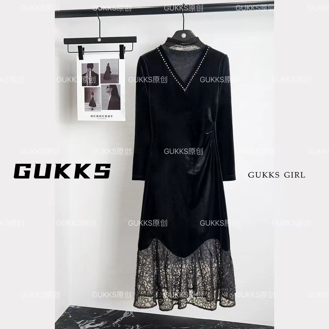 GUKKS/秋冬新款蕾丝轻奢设计感长袖显瘦黑色丝绒连衣裙GK856