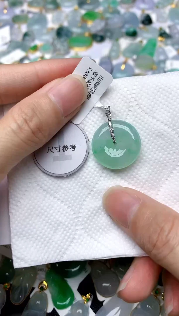 颈饰18K金镶嵌翡翠天然A货翡翠