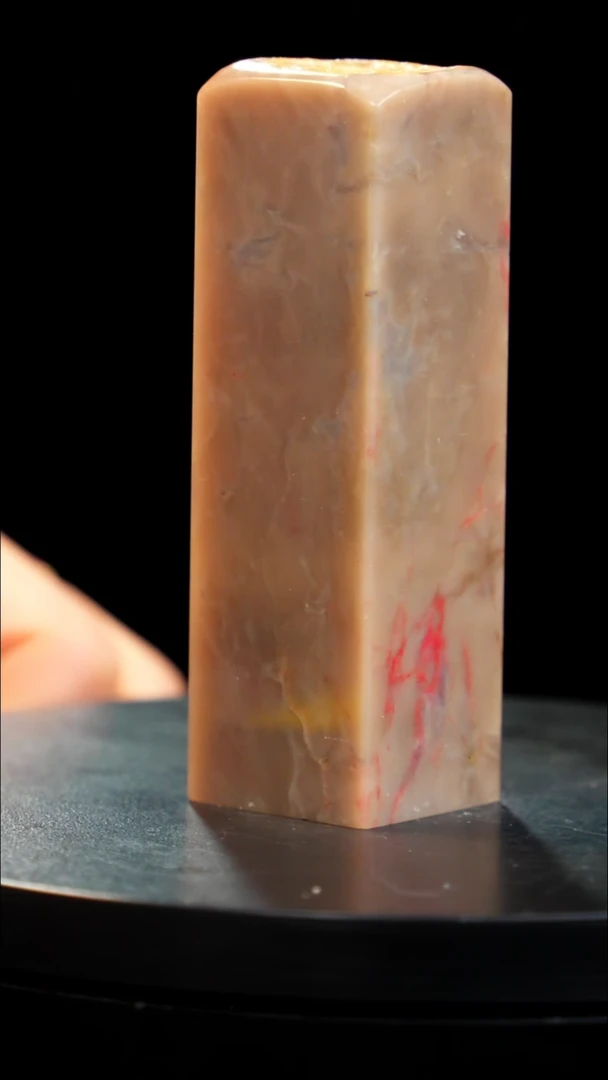 昌化石牛角冻鸡血石