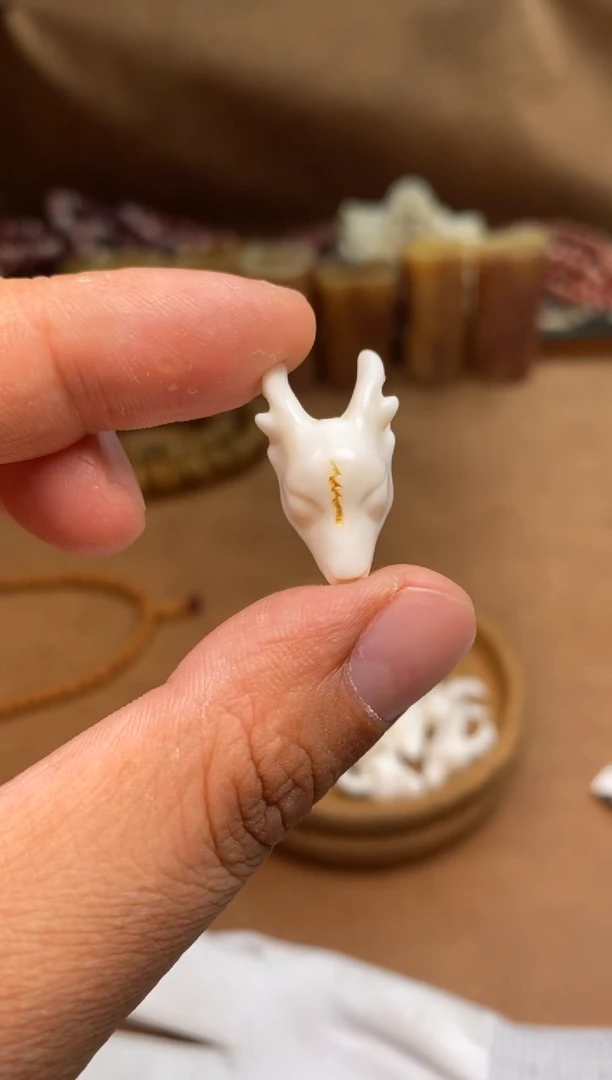 其他牛骨P535-一鹿生财三通-有棕裂