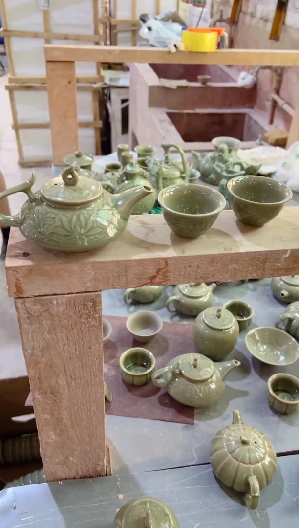 微瑕耀州窑莲纹虚遍壶+2莲纹小杯