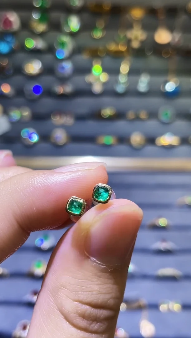 18K金镶嵌耳饰祖母绿0.3ct