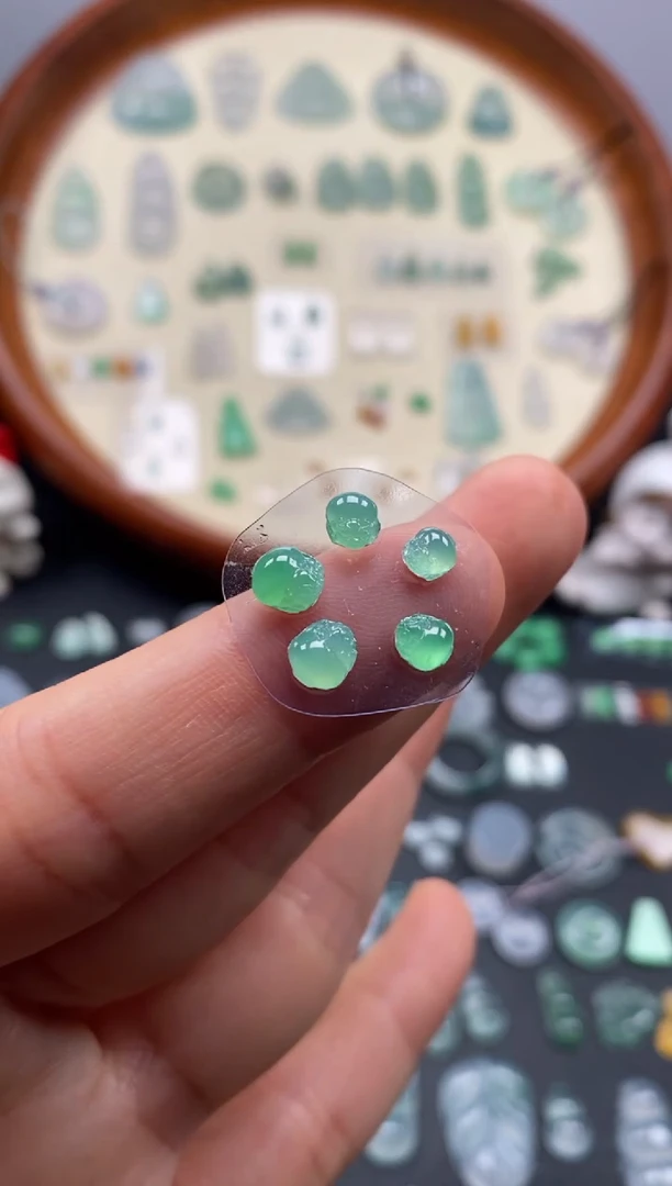 颈饰未镶嵌翡翠5颗果緑貔貅/芬