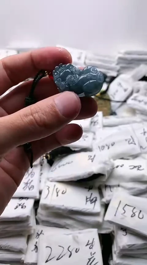翡翠未镶嵌颈饰貔貅