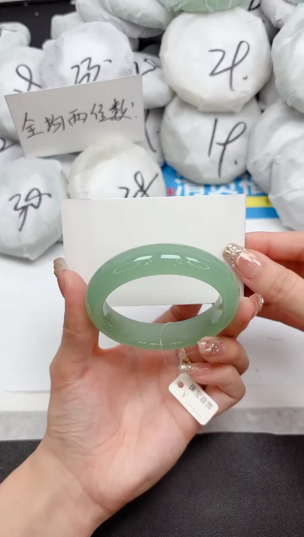 未镶嵌手镯石英质玉196-52.4