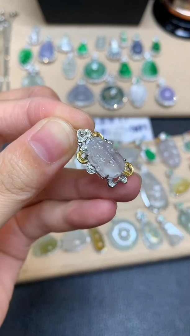 颈饰18K金镶嵌翡翠貔貅【无服务费