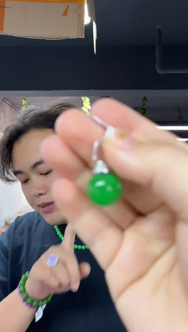 颈饰未镶嵌翡翠多样性发其一，颜色微差