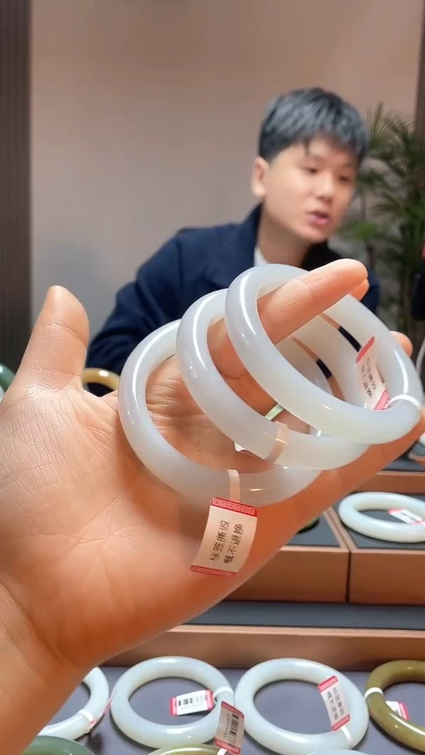 【闪购商品】和田玉手镯未镶嵌冰烟紫54-61多样性发一