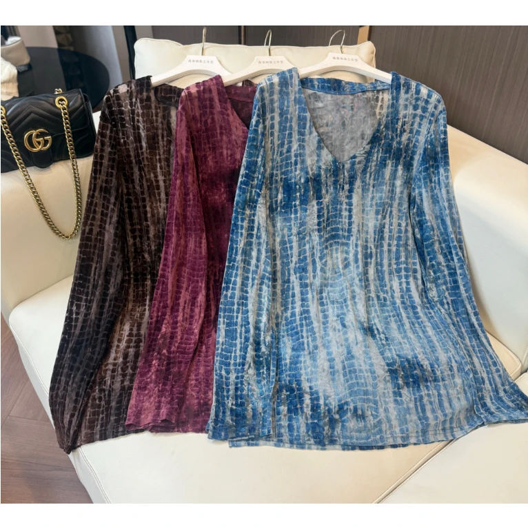 【丽丽推荐】2025早春新款侧开叉V领植绒工艺显瘦上衣sy82509