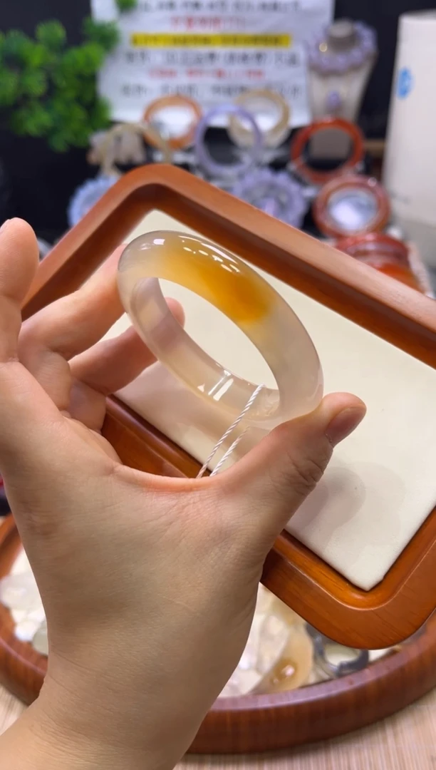 玛瑙/玉髓手镯未镶嵌不同角度不同光线色不同