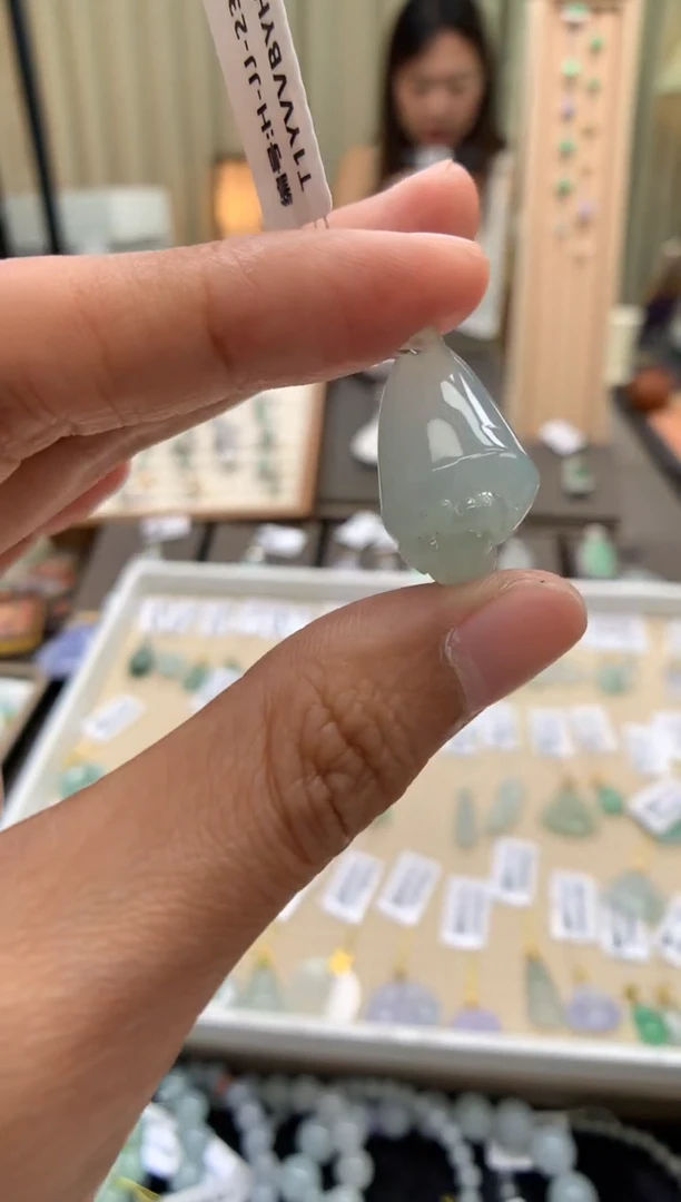 翡翠未镶嵌颈饰莲蓬