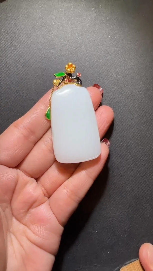 颈饰18K金镶嵌和田玉和田无事牌吊坠