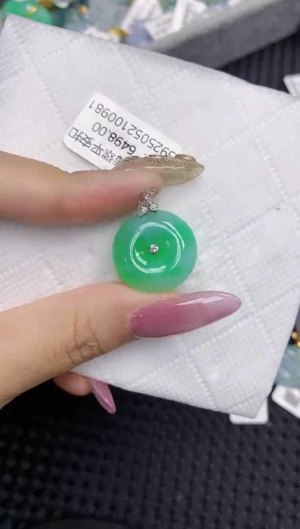翡翠18K金镶嵌颈饰111111111