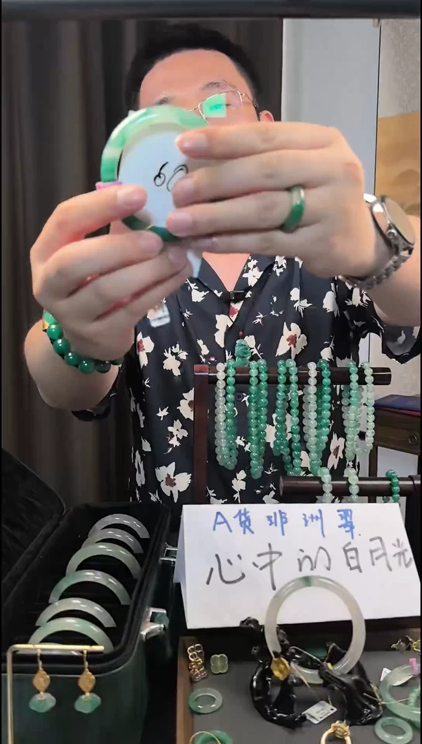 石英质玉手镯未镶嵌天然非洲翠手镯
