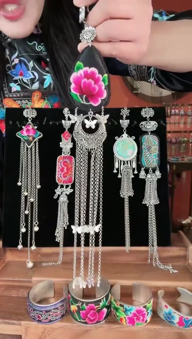 织绣非遗刺绣饰品压襟30