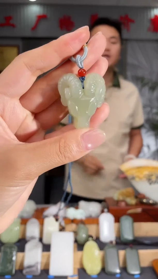 和田玉未镶嵌颈饰1