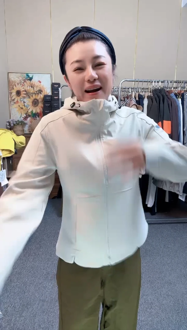 米白色冲锋衣