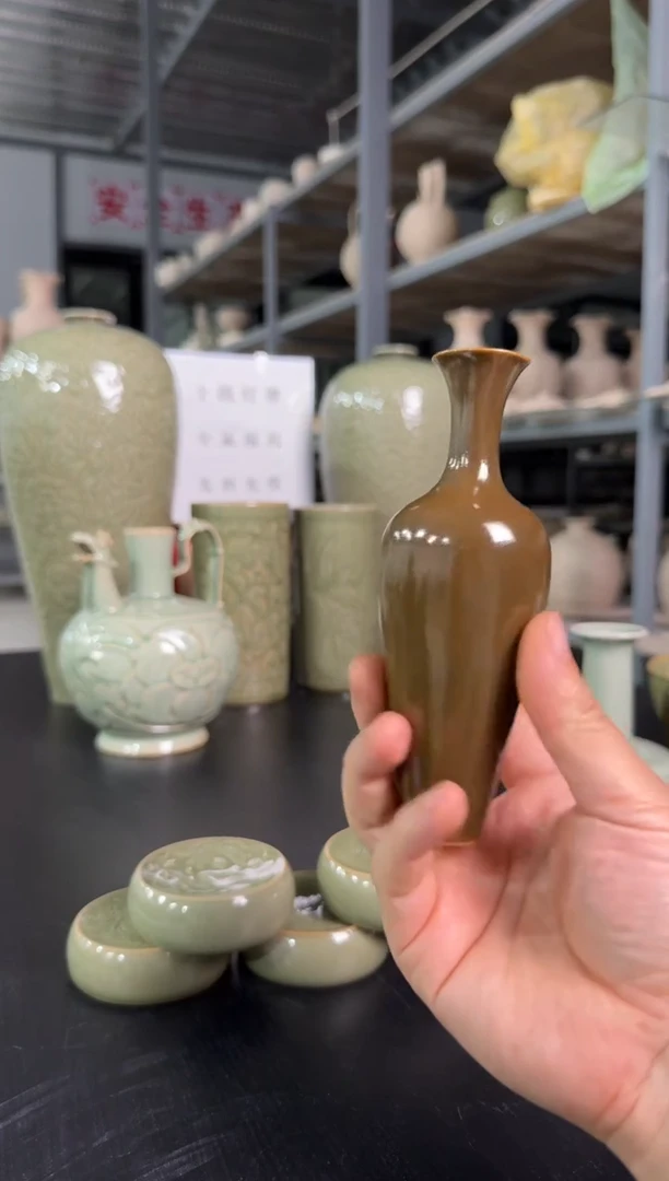 耀州窑仰山长颈小瓶微瑕