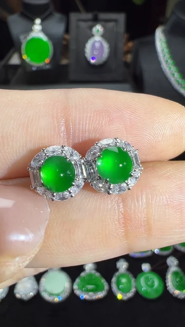 18K金镶嵌翡翠耳钉高冰黄阳绿蛋面耳钉