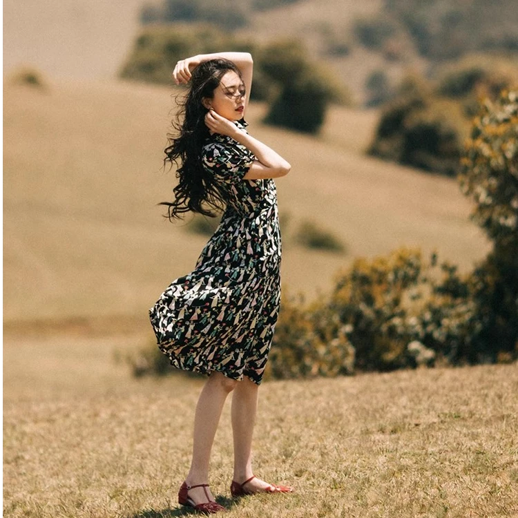 撒哈拉原创《山顶小酒馆》过目不忘童趣小众印花法式茶歇连衣裙夏