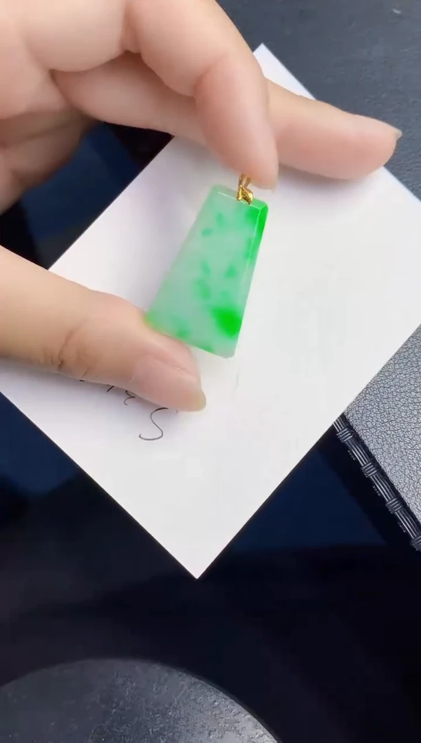 翡翠18K金镶嵌颈饰000000000