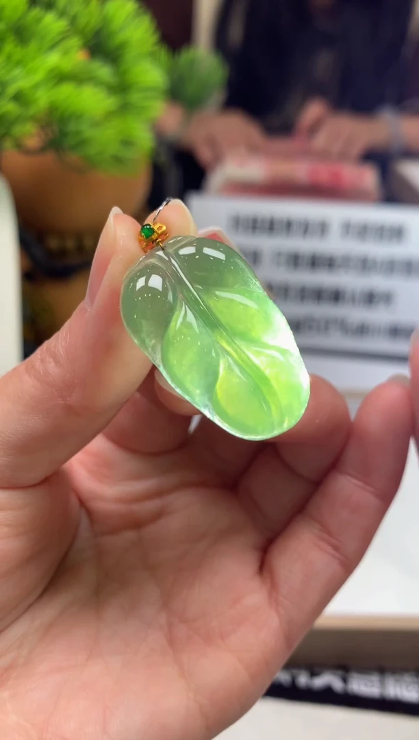 颈饰18K金镶嵌翡翠星***头---126074