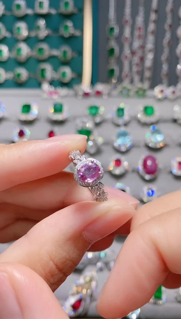 18K金戒指彩色蓝宝石18K金镶嵌.