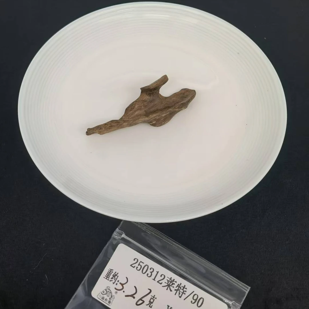 重约3.26克  250312莱特/90（挂）天然木艺