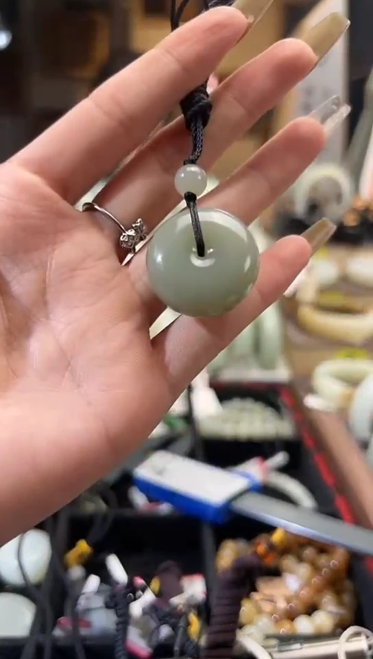 【闪购商品】和田玉吊坠(赠链)未镶嵌且末料青白玉平安扣19.6克