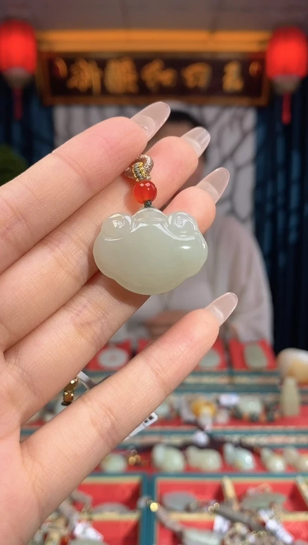 和田玉未镶嵌颈饰平安锁