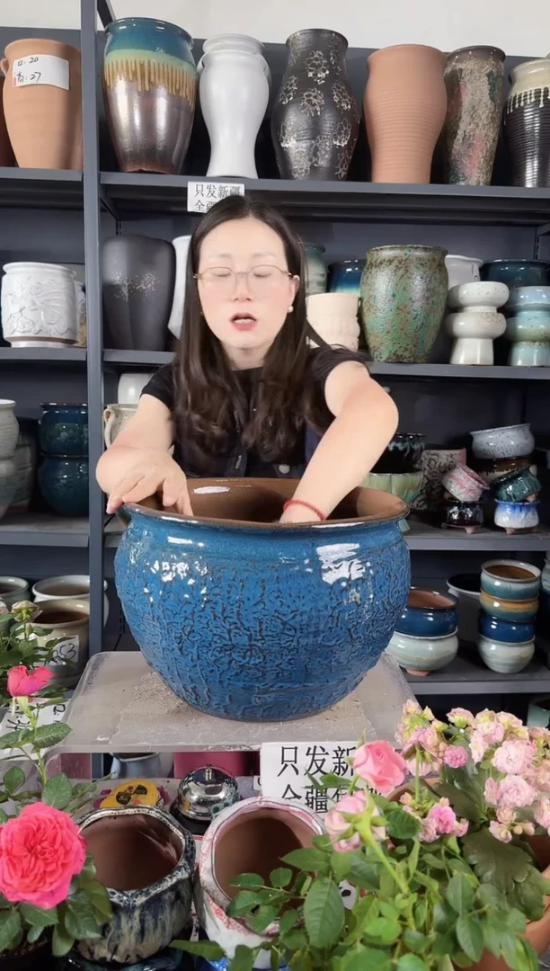 蓝色大陶盆一个装 口31高21