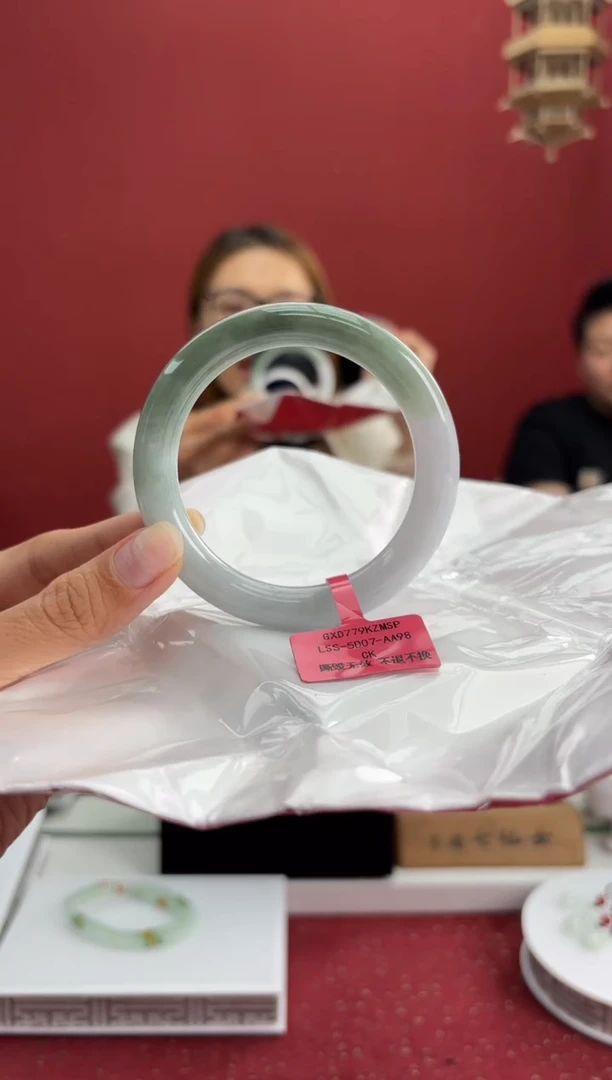 翡翠手镯（圆镯）未镶嵌18手镯