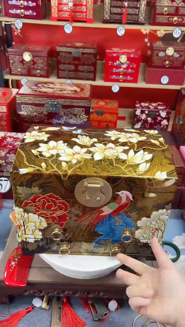 爱****来30厘米四层三抽传统漂漆彩绘沥粉堆鼓铜扣金玉满堂