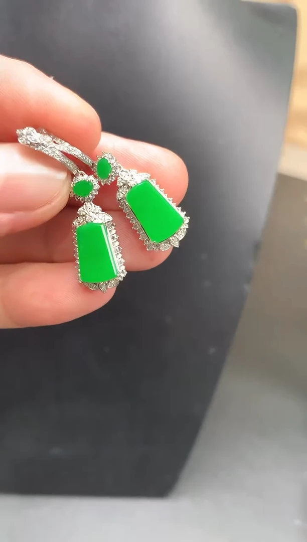 颈饰18K金镶嵌翡翠耳饰