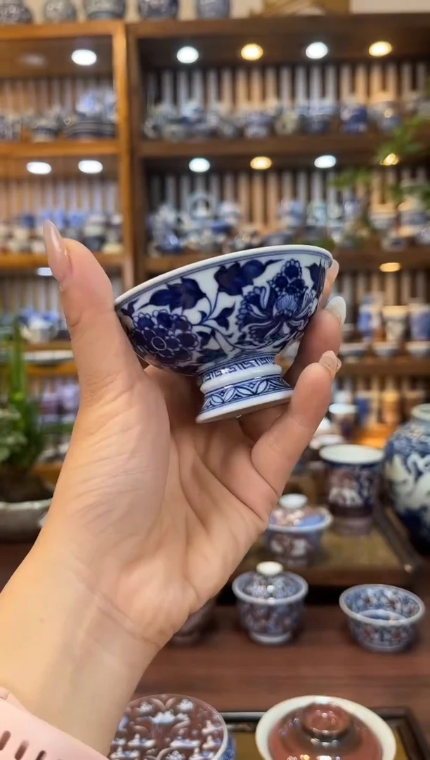 杯子青花 高足 内外满绘缠枝纹