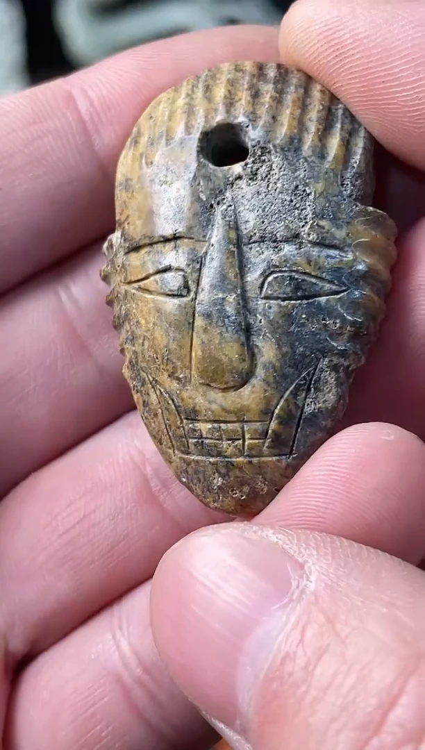 未镶嵌岫岩河磨玉（透闪石质玉）挂件沉**金1