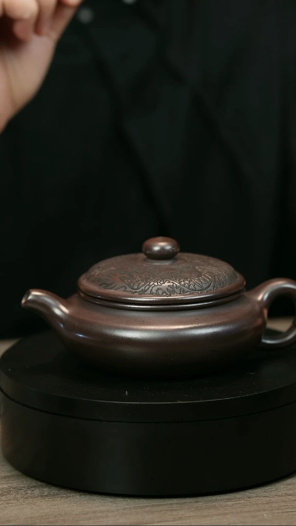 茶壶紫砂向**光H1957李传荣紫泥龙刻扁腹