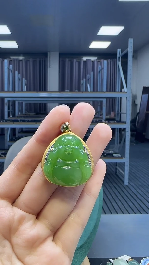 18K金镶嵌和田玉挂件1