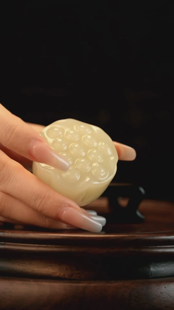 云南石竹叶青雕刻：手握莲蓬