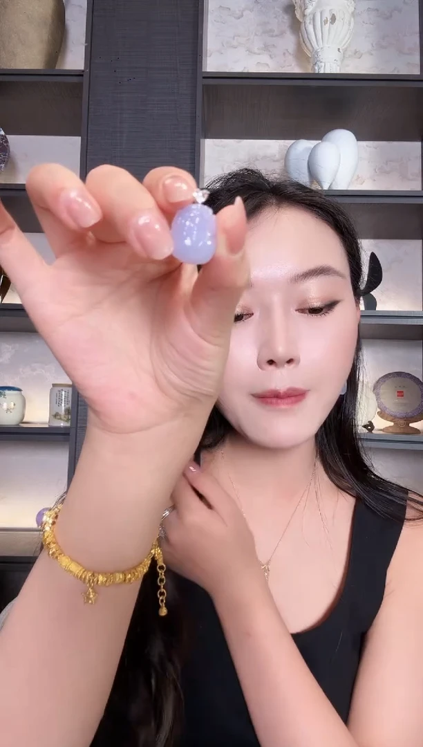 颈饰18K金镶嵌翡翠吊坠