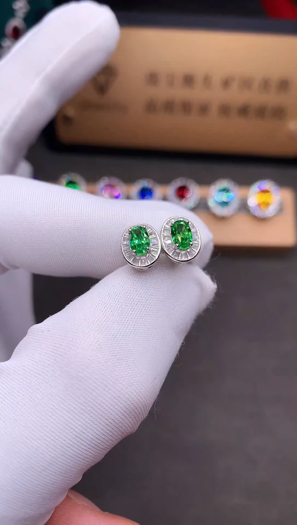 银S925镶嵌耳饰石榴石（沙弗莱）.....